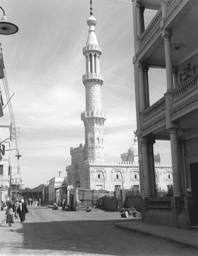Moschea nella moderna Luxor, da un album contenente 206 fotografie compilate dal Maggiore W.H.J. Sale, 1940-43 da English Photographer